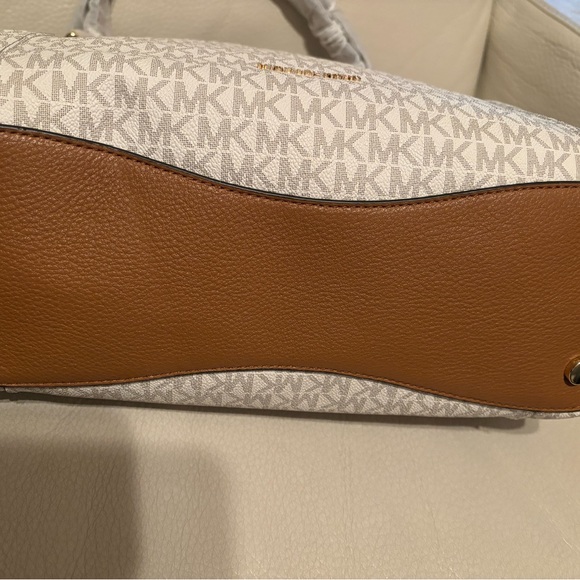 Michael Kors Fulton handbag. Large charm shoulder tote.  Vanilla. - Picture 3 of 16
